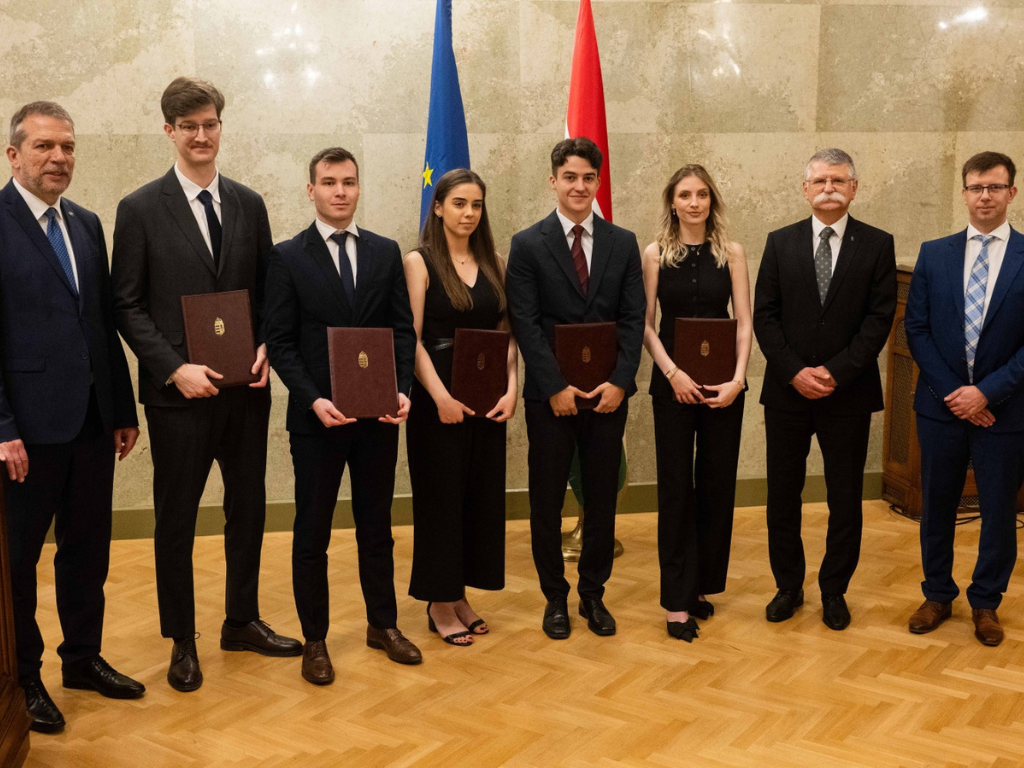 Pázmányos sikerek a parlamenti pályázaton