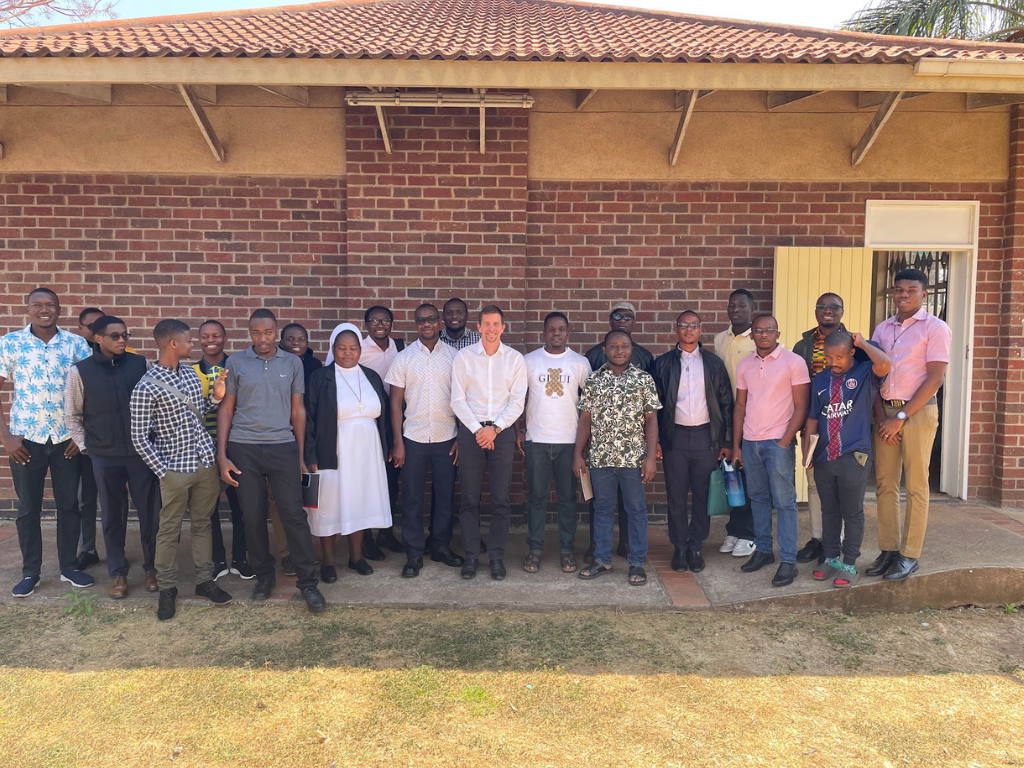 Pünkösty András Zimbabwéban oktatott